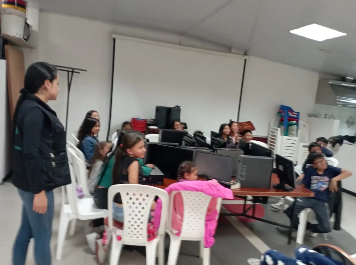 Equipos de cómputo donados a colegios y escuelas Equipos de cómputo donados a colegios y escuelas