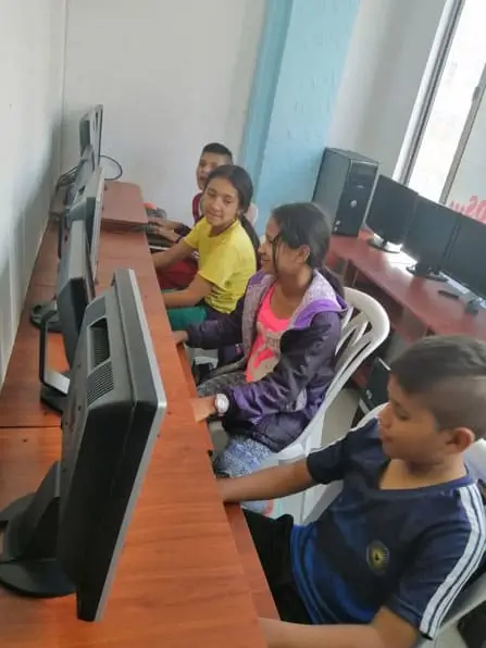 colegios recibiendo computadores colegios recibiendo computadores