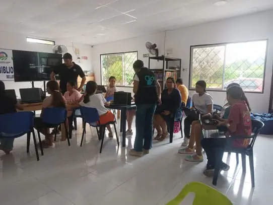 entrega de computadores reacondicionados por fundación click