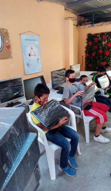 fundaciones recibiendo donaciones de computadores y tecnología