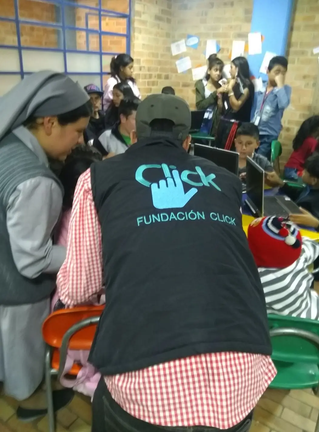 fundación click haciendo entrega de equipos fundación click haciendo entrega de equipos