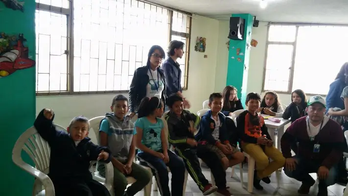 Donacion de computadores usados en Bogota colegio recibiendo computadores de la fundación click