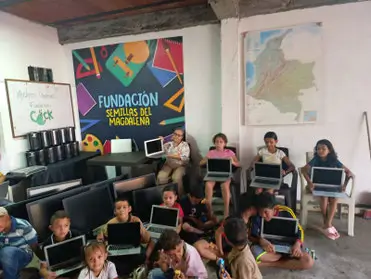 donar computadores Niños de escasos recursos recibiendo computadores
