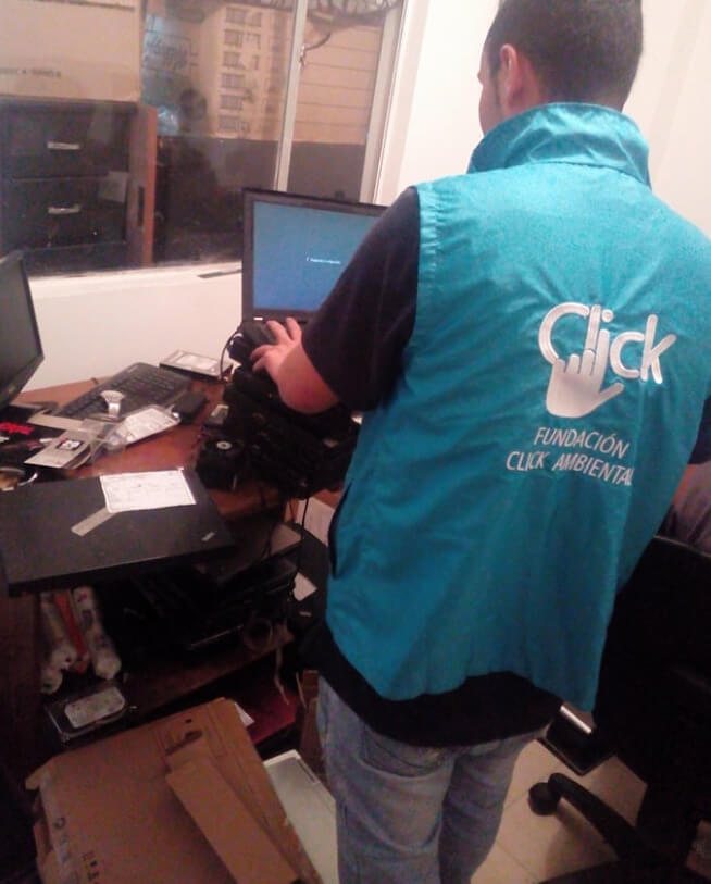 fundación click (115) Donar computadores